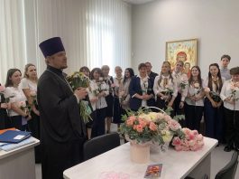 В День учителя настоятель храма святителя Луки Крымского поздравил педагогов лицея № 27