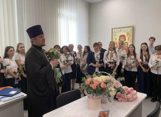 В День учителя настоятель храма святителя Луки Крымского поздравил педагогов лицея № 27