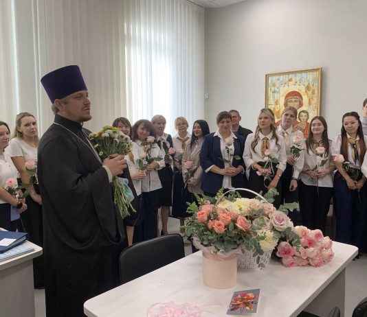 В День учителя настоятель храма святителя Луки Крымского поздравил педагогов лицея № 27