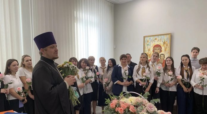 В День учителя настоятель храма святителя Луки Крымского поздравил педагогов лицея № 27
