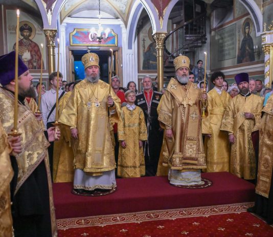 Митрополит Екатеринодарский и Кубанский Василий возглавил Всенощное бдение в Свято-Михайловском соборе г. Сочи